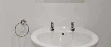 Serviettes fournies, savon, papier toilette