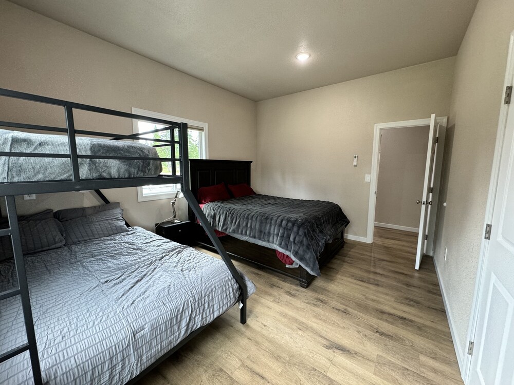 Sleeps up to16! Family Friendly! Newly Renovated, steps from the Golf