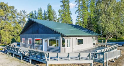 Sleeps up to16! Family Friendly! Newly Renovated, steps from the Golf Course!