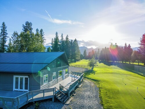 Sleeps up to16! Family Friendly! Newly Renovated, steps from the Golf Course!