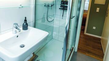 Dusche, Haartrockner, Handtücher, Seife