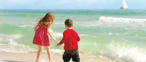 Aan het strand, ligstoelen aan het strand, strandlakens