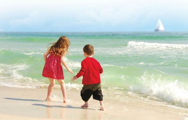 Sur la plage, chaise longue, serviettes de plage