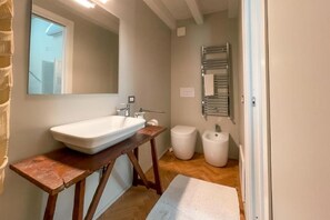 Haartrockner, Bidet, Handtücher, Toilettenpapier