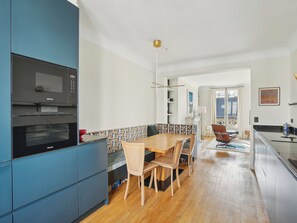 Kühlschrank, Mikrowelle, Ofen, Herdplatte
