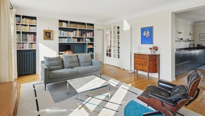 Unclassified image, 3 of 19, button - Chaillot - Lübeck II 2bdr by B'Your Home (Paris)