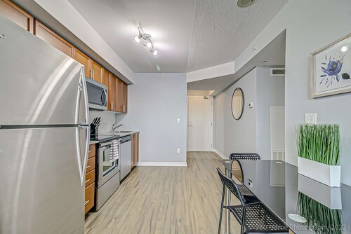 Beautiful Condo Near Subway station