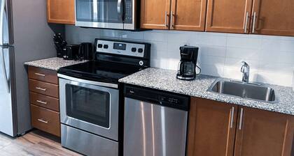 Beautiful Condo Near Subway station
