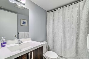 Secador de cabelo, toalhas de banho