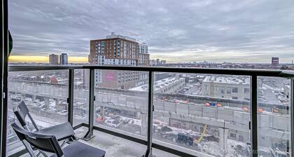 Beautiful Condo Near Subway station