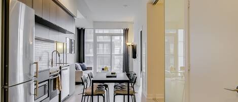 Réfrigérateur, micro-ondes, four, plaque de cuisson