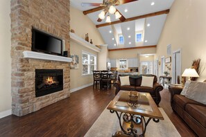 テレビ、暖炉、テレビゲーム、DVD プレーヤー