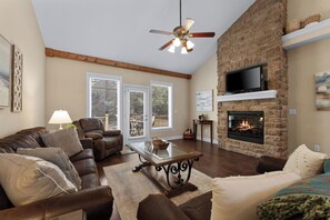 Televisio, takka, videopelejä, DVD-soitin