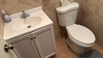 Executive Studio, 1 King Bed, Non Smoking, Private Bathroom | Bathroom