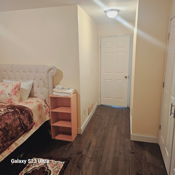Executive Studio, 1 King Bed, Non Smoking, Private Bathroom | Individually decorated, individually furnished, laptop workspace - Travelers Long Stay wit Private Bathroom (Newark)