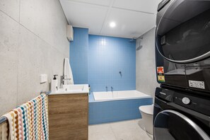 Serviettes fournies, savon, papier toilette