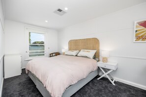 4 bedrooms, WiFi, bed sheets