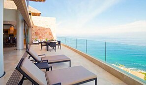 Outdoor dining - Top-Floor Grand Penthouse:360° Ocean and Jungle Views, Jacuzzi, Butler, No Fees! (Puerto Vallarta)