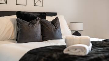 3 makuuhuonetta, silitysrauta/-lauta, ilmainen Wi-Fi, vuodevaatteet