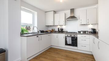 Jääkaappi, mikroaaltouuni, uuni, liesi