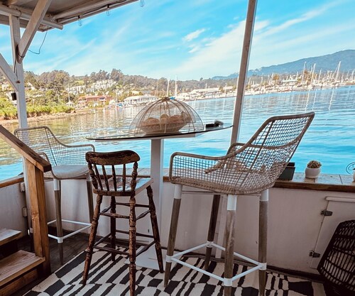 Acqua-suite. Experience luxury on the water in this amazing floating suite. 