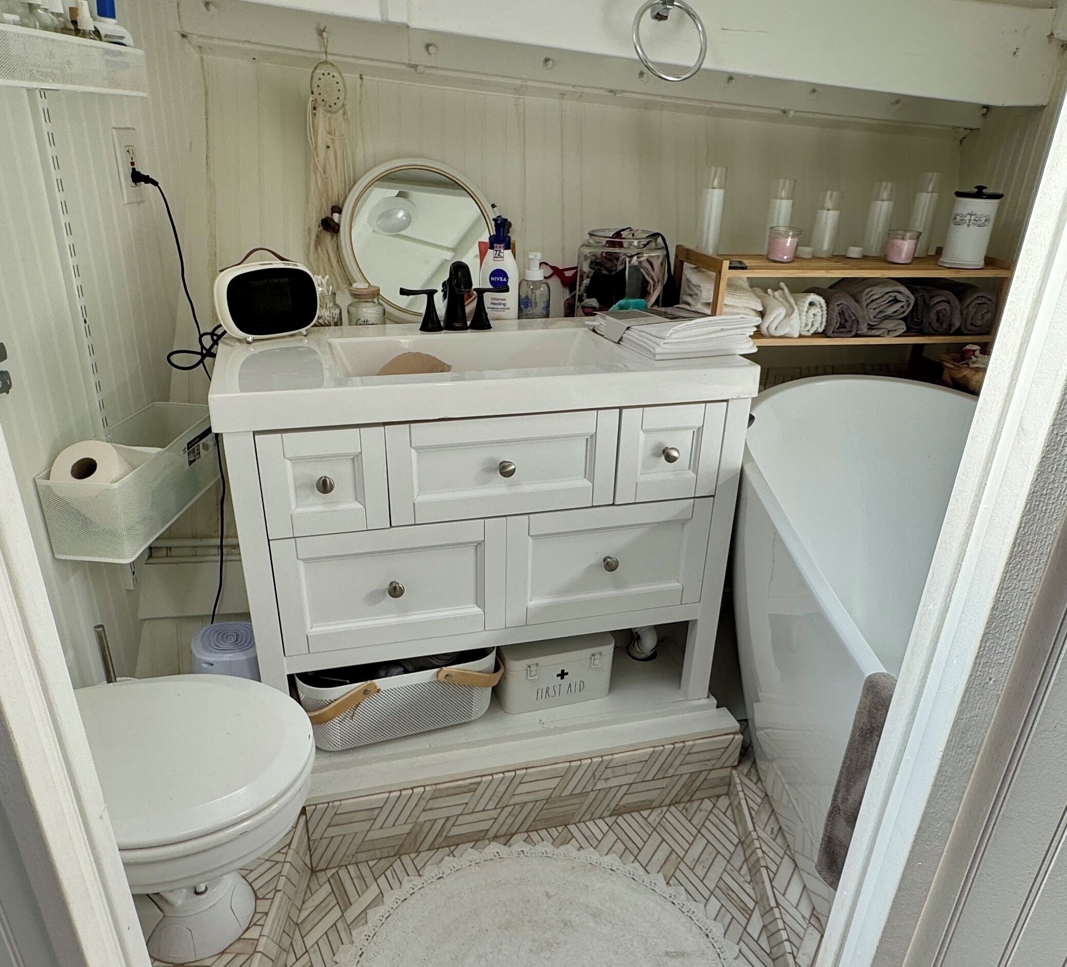 Sèche-cheveux, serviettes fournies, savon, shampoing