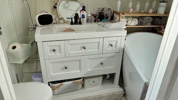 SĂšche-cheveux, serviettes fournies, savon, shampoing