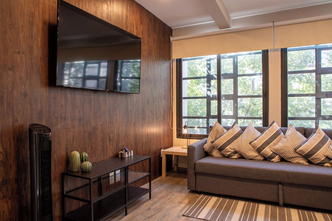 Departamento Confort (F202) | Área de sala de estar | Smart TV, Netflix, servicios de streaming y monitor de computadora 