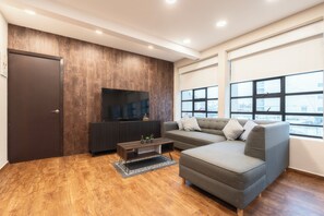Family Apartment F401 | Living area | 50-inch Smart TV with digital channels, Netflix, streaming services - ZIELO Rentals 5 de Febrero (Mexico City)