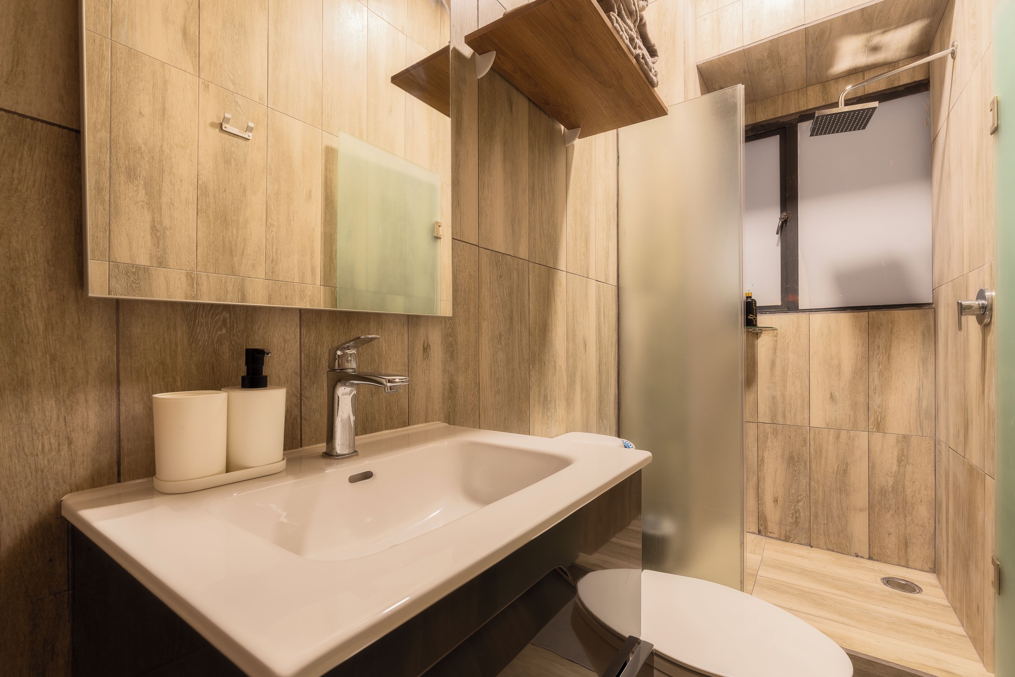Premier Apartment F205 | 浴室 | 淋浴设施、大花洒淋浴喷头、吹风机、毛巾
