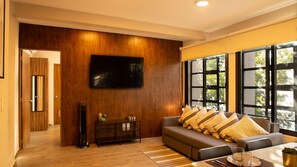 Appartamento Comfort (F202) | Area soggiorno | Smart TV 50 pollici con canali digitali, Netflix, servizi in streaming