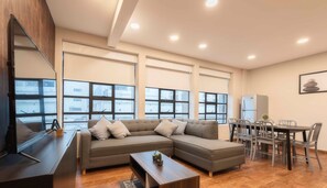 Family Apartment F401 | Living area | 50-inch Smart TV with digital channels, Netflix, streaming services - ZIELO Rentals 5 de Febrero (Mexico City)