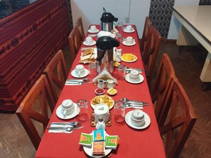 Dormitório compartilhado básico, várias camas | Sala de jantar