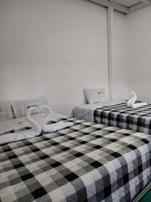 Quarto casal básico | Edredons de pluma, cortinas blackout, Wi-Fi de cortesia