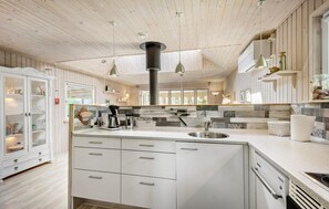 Frigorífico, horno, placa de cocina y lavavajillas