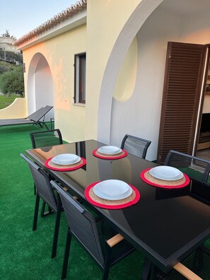 Outdoor dining - CHABELLA! Charm Beach Lofts Apartments - Garden & Sea View - CARVOEIRO - ALGARVE (Carvoeiro)