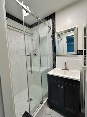 Dusche, umweltfreundliche Kosmetikartikel, Haartrockner, Bidet