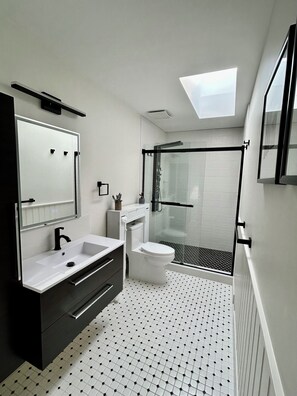 Dusche, umweltfreundliche Kosmetikartikel, Haartrockner, Bidet