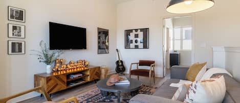 House (5 Bedrooms) | Living area | TV