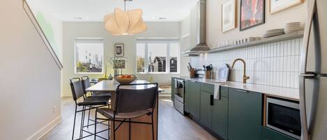 House (5 Bedrooms) | Interior