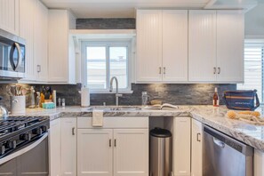 House (5 Bedrooms) | Interior - Surfrider Buyout by Avantstay 2 Home Buyout By the Beach! (Newport Beach)