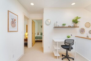 3 habitaciones, escritorio y tabla de planchar con plancha 