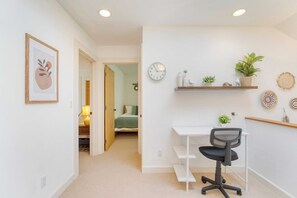 3 Schlafzimmer, Schreibtisch, Bügeleisen/Bügelbrett