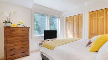 3 bedrooms, desk, iron/ironing board