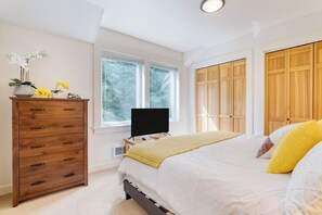 3 habitaciones, escritorio y tabla de planchar con plancha 