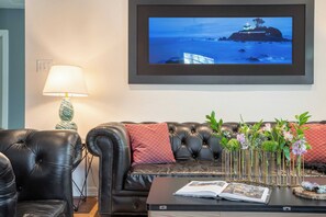 TV - Red River by Avantstay Shared Pool + Hot Tub 20 Minutes to Downtown Austin (Austin)