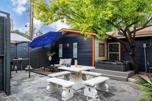 Outdoor dining - Red River by Avantstay Shared Pool + Hot Tub 20 Minutes to Downtown Austin (Austin)