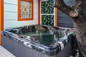 Outdoor spa tub - Red River by Avantstay Shared Pool + Hot Tub 20 Minutes to Downtown Austin (Austin)