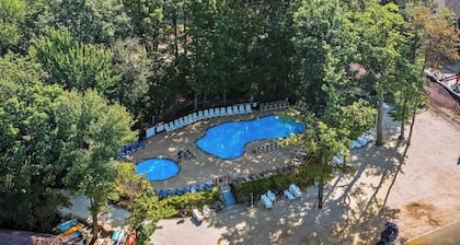 Highland Hideaway by Avantstay Group Poconos Retreat w/ Patio + Game Room