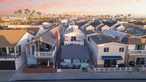 Zona residencial costera con casas que tienen balcones y vista al mar.